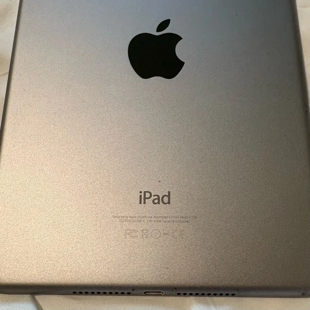 Ipad Mini 4 Space Grey 128G wifi tablet with Lightening cable - Picture 6 of 6